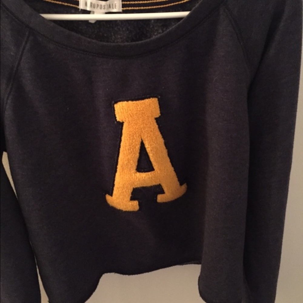 Cropped sweater. - Picture 2 of 3